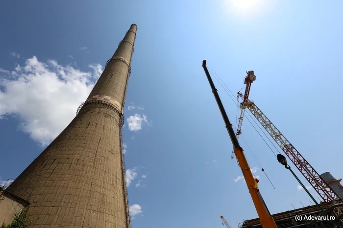 Gigantii de beton ai epocii comuniste: Poveștile coșurilor de fum abandonate