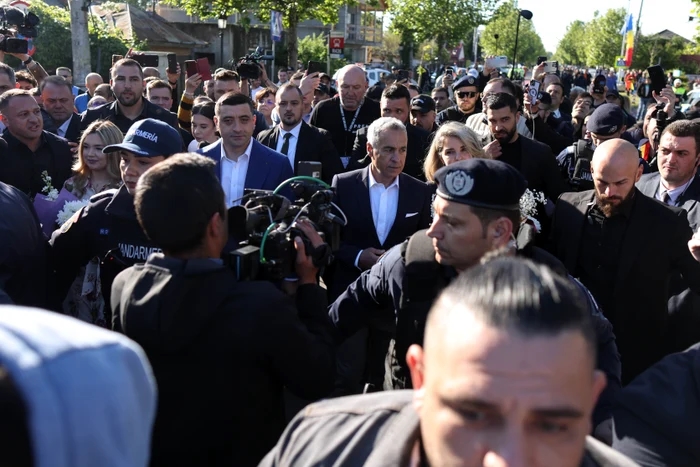 Solidaritate în Suceava: Călin Georgescu și George Simion alături de cei afectați de inundații