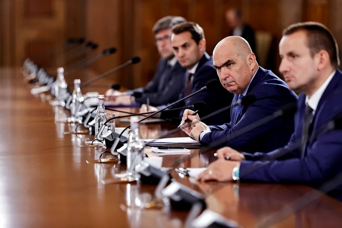 Restricții privind angajarea pensionarilor în sectorul public. Măsură temporară, până în 2026