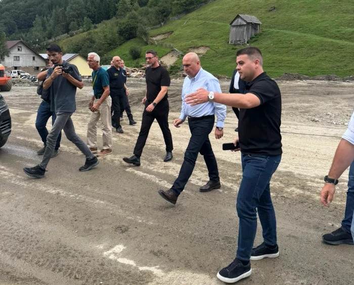 Premierul efectuează o inspecție surpriză în zonele afectate de inundații