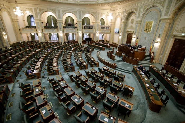 Senatul se reunește în ședință extraordinară pentru a respinge un proiect privind pensiile speciale ale magistraților