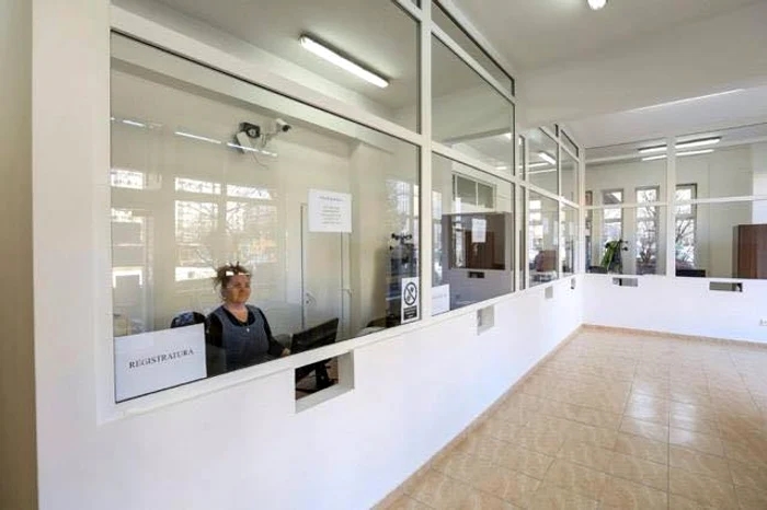 Angajații din primării protestează împotriva planului de reducere a personalului