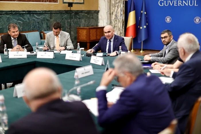 Guvernul intenționează să interzică cumulul pensiei cu salariul în sectorul public