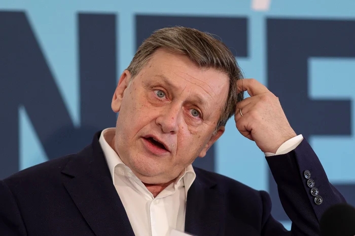 Crin Antonescu critică absența lui Nicușor Dan la înmormântarea lui Ion Iliescu