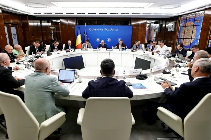 Guvernul majorează reducerea posturilor din administrația locală la 25%